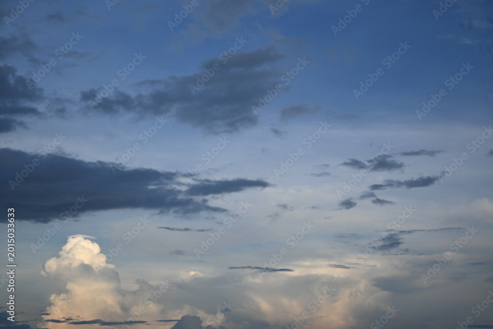 Fototapeta premium Dramatic Twilight Sky with Dark Clouds and Bright Cumulus Formation