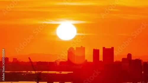 ポートアイランド方面に昇る日の出の風景（タイムラプス）　神戸市長田区から中央区方面を望む