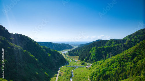 Fototapeta kuchenna 雪解け水が流れる富山県東部の小川とその周辺の様子
