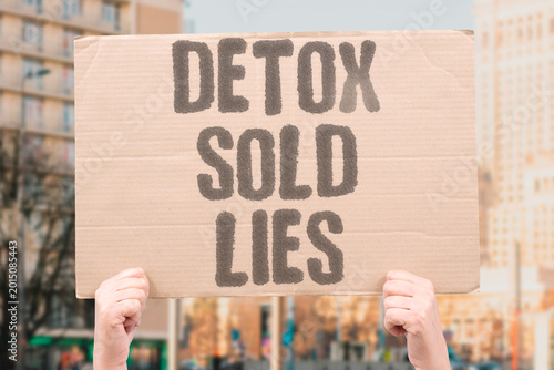 Foto "Detox Sold Lies" Detox products sold by influencers have no peer-reviewed scientific basis