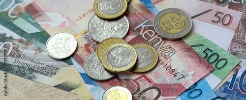 Fotografija Kenyan shilling money bills and coins on table