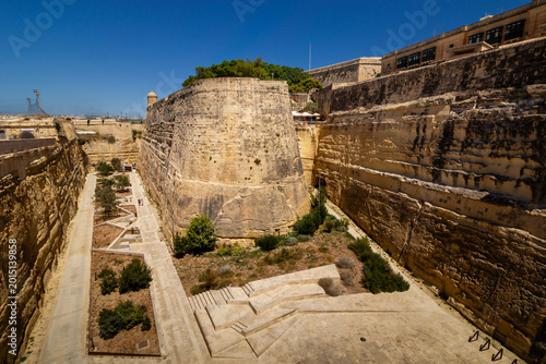 Bild auf Leinwand Modern architectural view of the City Gate and historic bastions in Valletta