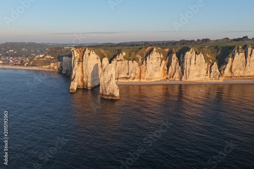 Canvastavla Étretat Dramatic white cliffs of Étretat in Normandy, France, overlooking the English Channel at sunset