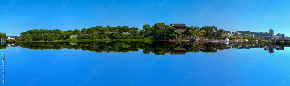 Obraz premium Jinju City panoramic spring landscape in Jinju Namgang River, Chokseongnu Pavilion, and Jinjuseong Fortress in Gyeongsangnam‑do, South Korea