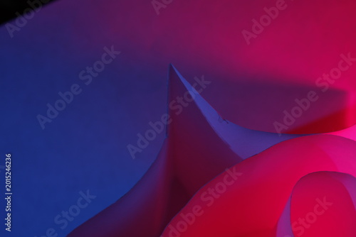 Cuadro en lienzo Composición abstracta de papel reciclado con líneas curvas y formas fluidas iluminadas con luces neón en tonos azul y magenta