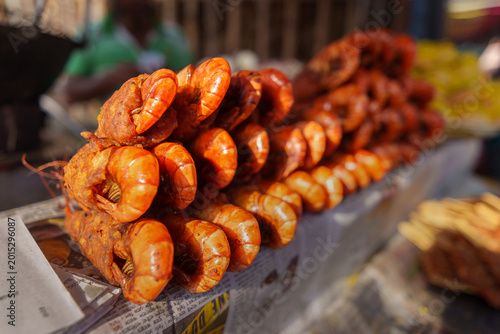 Fotografía Golden crispy fried prawns sizzling at a rural Bangladesh village market stall,