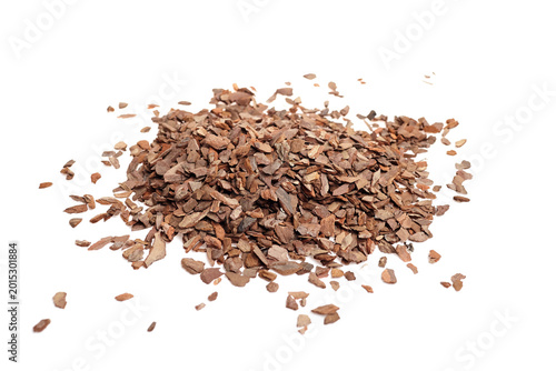Pine bark fraction 6-9 mm substrate soil for plant cultivation, featuring a textured pile of natural brown bark pieces on a white background