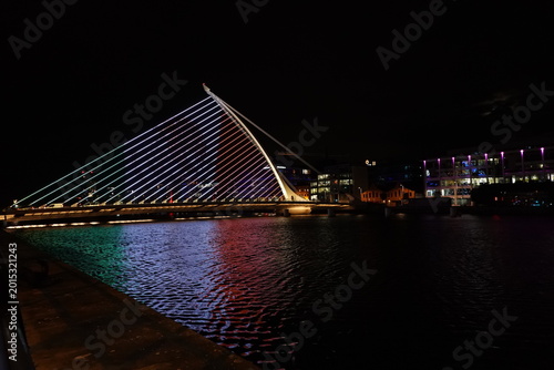 Fotografía Ireland, Dublin - aerial view over Samuel Beckett Bridge, illuminated at night