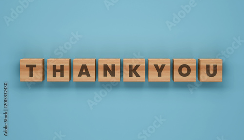 Foto Thank You Message: A heartfelt expression of gratitude spelled out in wooden blocks, against a serene background, perfect for conveying appreciation and acknowledgment