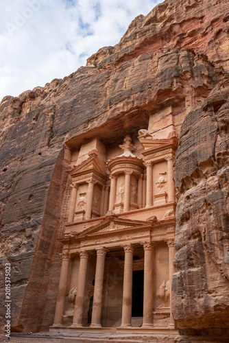 Das Khazne al-Firaun auch Schatzhaus des Pharao, ein aus Fels geschlagenes Mausoleum, in der antiken Stadt Petra im heutigen Jordanien