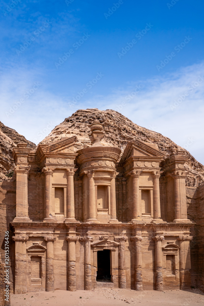 Fototapeta premium Das bekannte Kloster Ad Deir, ein Felsgebäude aus Stein nahe der antiken Stadt Petra in Jordanien (Hochformat)