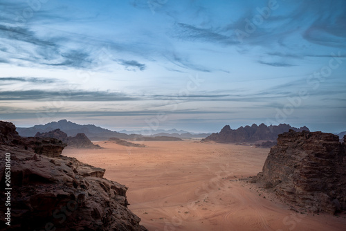 Konstfotografi Panorama der Wüste Wadi Rum in Jordanien bei Sonnenuntergang, mit den markanten