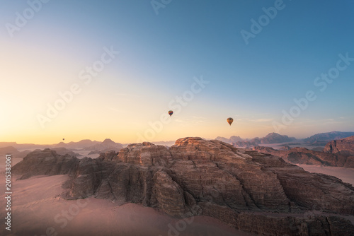 Zwei Heißluftballons fliegen in der Morgensonne über die Wüste Wadi Rum in Jordanien