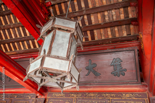 Εκτύπωση καμβά A lamp in the Temple of Literature, a historical relic in Hanoi, represents the strong emphasis on education and learning in Vietnamese culture