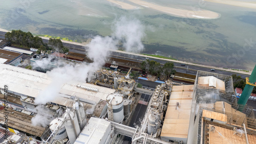 Foto Ence biofactory releasing steam by the ría de pontevedra