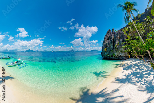 Photos Entalula Beach in El Nido, Philippines, limestone cliffs, vibrant tropical veget