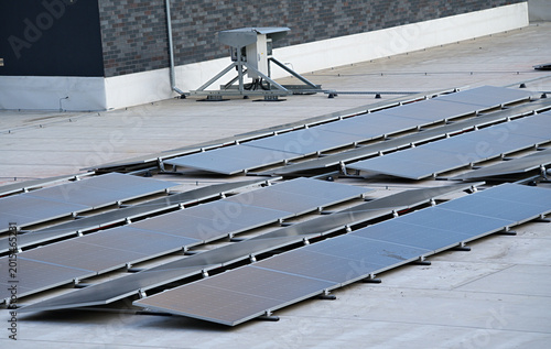Foto Flat roof solar panel system on the roof of a building