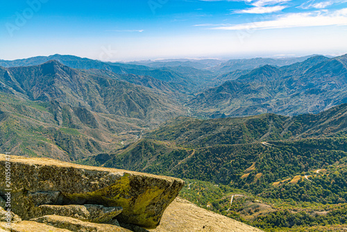 Εκτύπωση καμβά A lichen-covered granite rock in the foreground provides a dramatic overlook of the sprawling mountain peaks and valleys of the Sierras