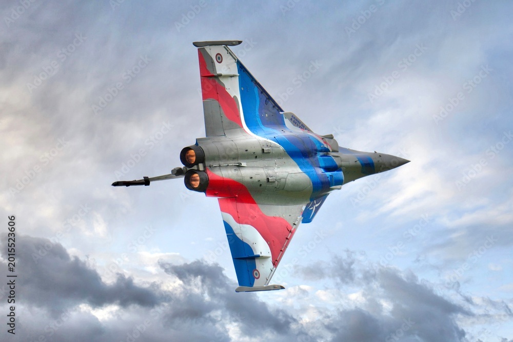 Fototapeta premium Rafale Solo Display 2026 ciel nuageux vue dos virage à gauche