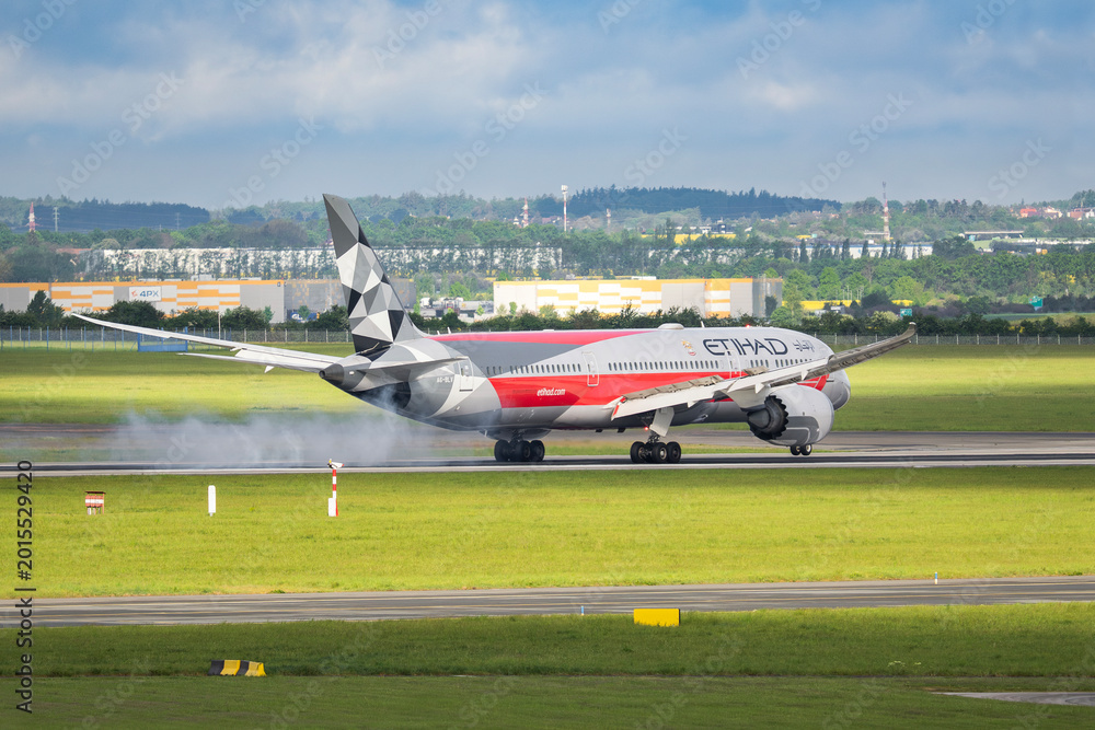 Fototapeta premium PRAGUE, CZECH REPUBLIC – MAY 07, 2026: Etihad Airways Boeing 787-9 Dreamliner Abu Dhabi Grand Prix Livery REG: A6-BLV landing at the prague airport.