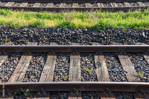 Foto Voies ferrées avec traverses en bois et ballast