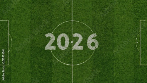 Campo de futebol com o número 2026 pintado no centro do gramado