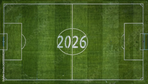 Campo de futebol com o número 2026 pintado no centro, visto de cima