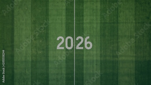 Campo de futebol com o número 2026 pintado em branco, visto de cima