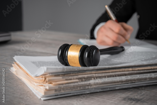 Foto Legal case documents against printing company displayed on office desk, corporate lawsuit paperwork, judicial investigation, business litigation, legal dispute, and courtroom process concept