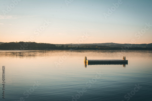 Tableau sur toile Sunset view of a floating pontoon on a peaceful mountain lake