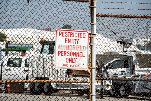 Tablou pe pânză Restricted entry authorized personnel only sign on chain link fence