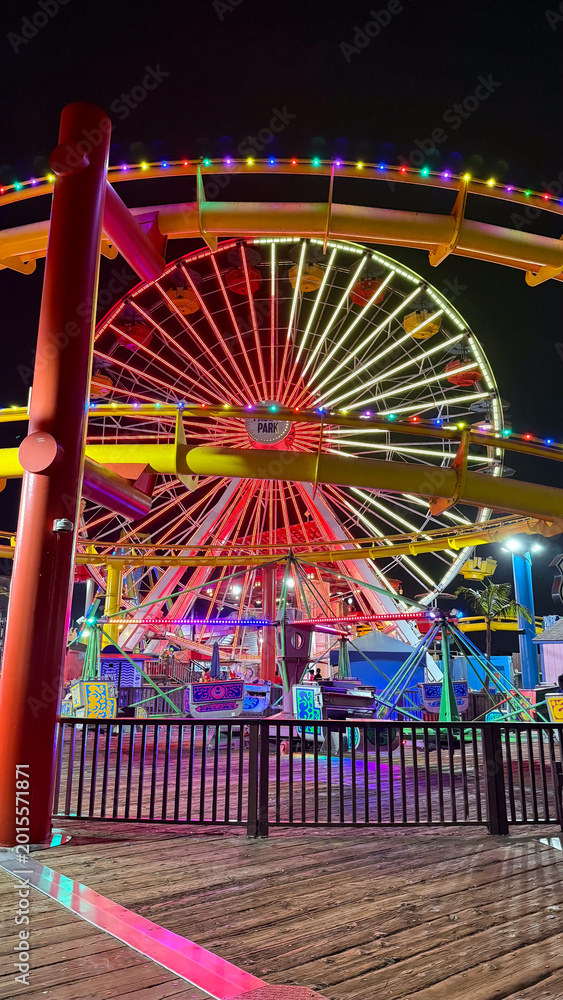 Fototapeta premium Santa monica pier amusement park rides glowing at night
