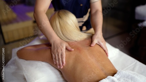 Quadro su tela Close up view of therapist hands massaging client's back and shoulders