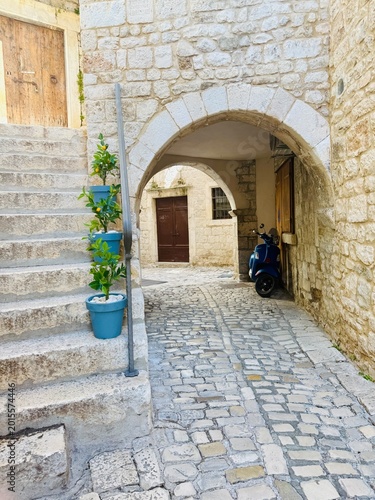 Konstfotografi narrow street in the old town of Hvar, Croatia
