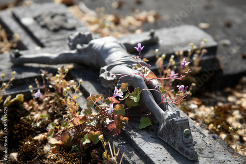 Foto crucifix on a gravestone