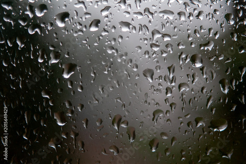 Fotografía Close-up of water droplets clinging to a window pane on a gloomy day