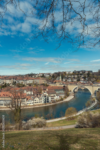Hermosa postal de la catedral en el centro históricorico de Berna Suiza