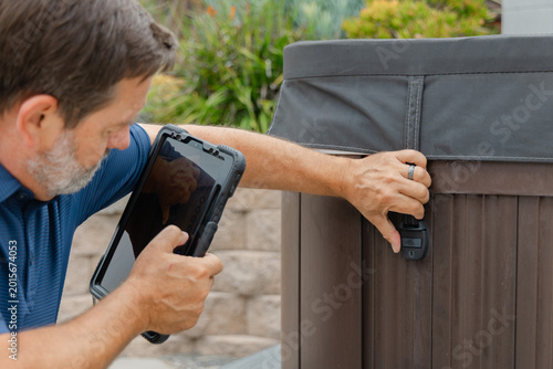 Foto A home inspector is checking the locking system for a hot tub