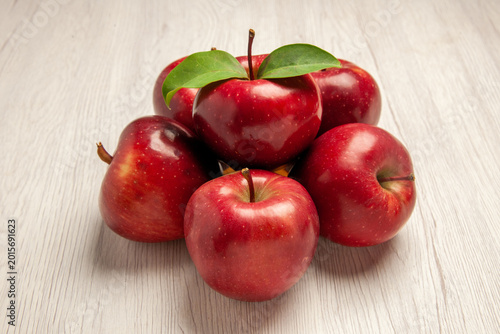Canvastavla front view fresh red apples mellow and ripe fruits on white desk fruit color fre