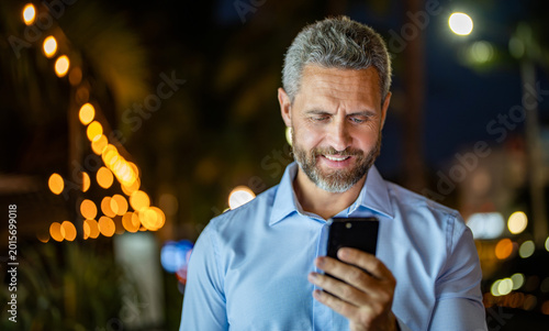 Quadro su tela Business man chat on cellphone