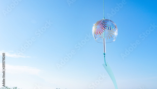 Fotografi カラフル花火柄のガラス風鈴と青空（夏の涼感イメージ素材）