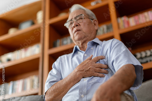 Foto Senior asian man suffering sudden chest pain experiencing severe heart attack si