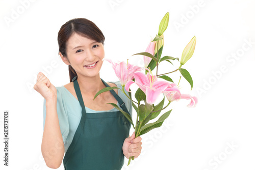 百合の花束を持つ女性