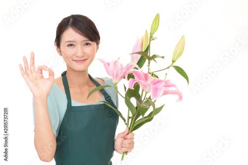 百合の花束を持つ女性