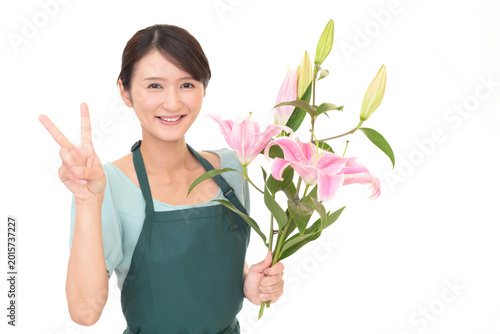 百合の花束を持つ女性