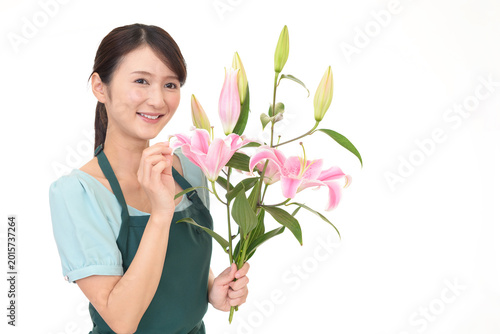 百合の花束を持つ女性