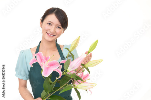 百合の花束を持つ女性