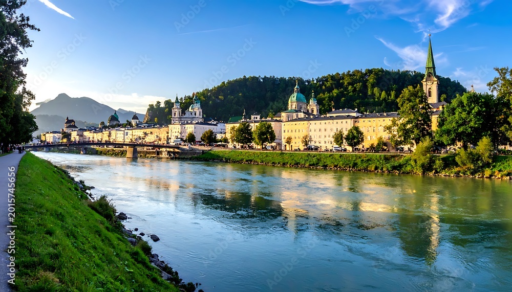 Obraz premium Scenic view of river and buildings.