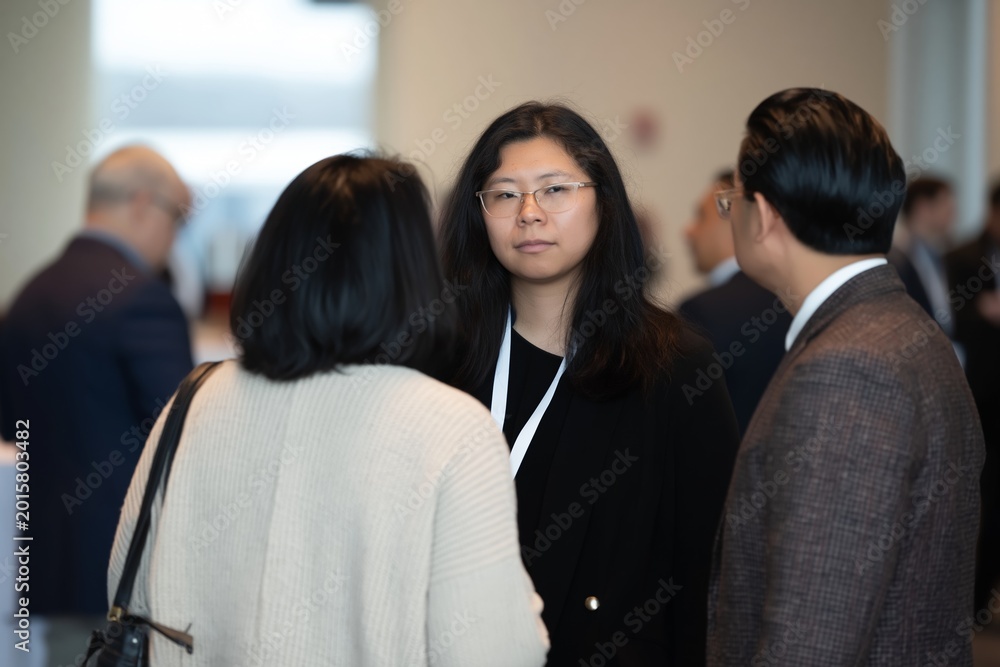Obraz premium Professionals networking and talking at event
