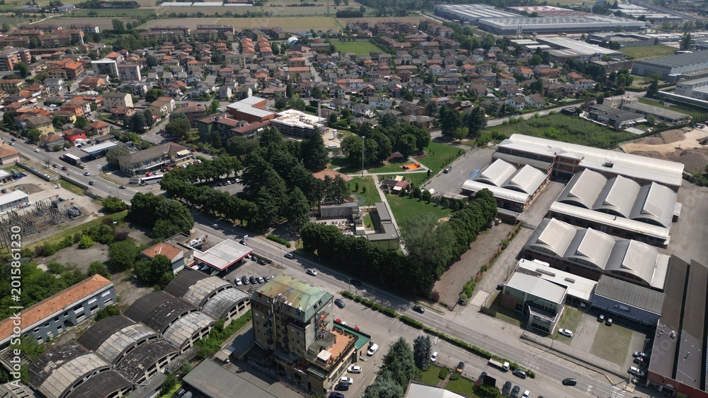Obraz premium Aerial View of Industrial and Residential Area: An aerial photograph captures a sprawling urban landscape.